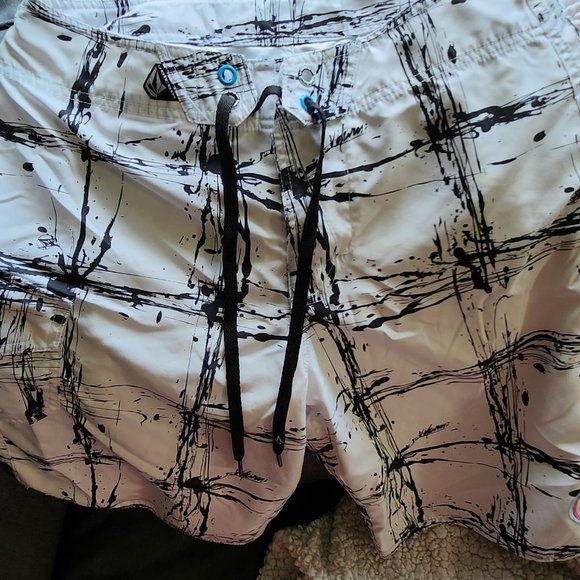 Volcom Board Shorts Size 29 White with black splotches Volcom Logo - Picture 1 of 6